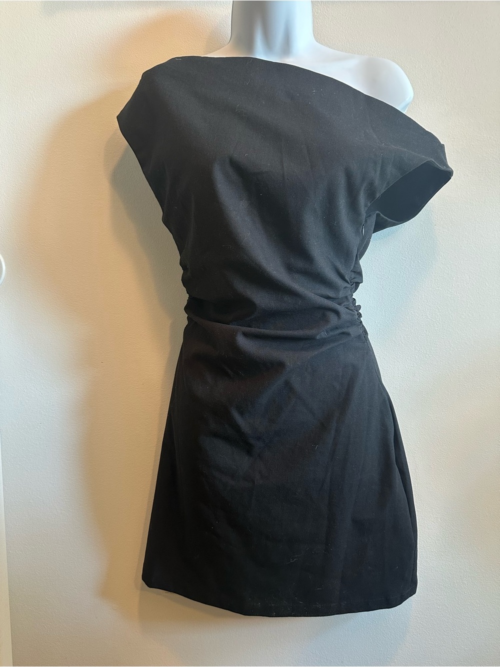 Commense One-Shoulder Black Ruched Mini Dress - Picture 4 of 6